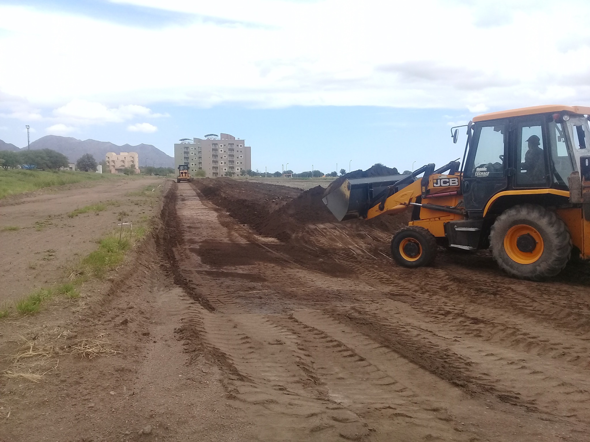 Retroexcavadora trabajando en la recuperación de un camino